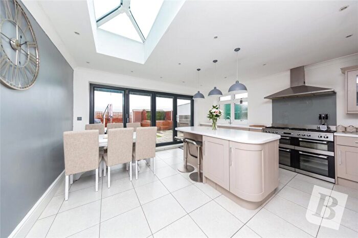 3 Bedroom Semi-Detached House For Sale In Lakeside, Rainham, RM13