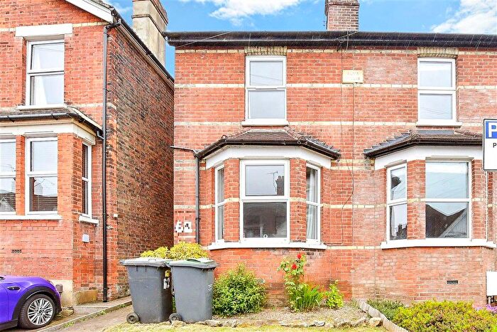 2 Bedroom Semi-Detached House For Sale In Hectorage Road, Tonbridge, Kent, TN9