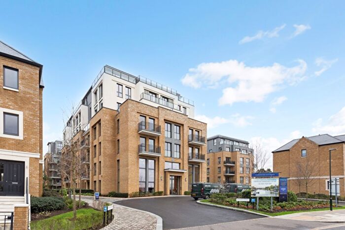 3 Bedroom Flat To Rent In Pinewood Gardens, Teddington, TW11