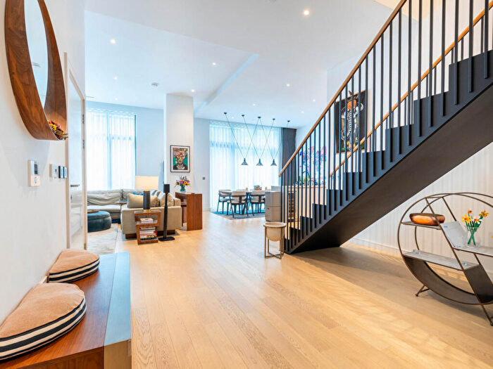 3 Bedroom Maisonette For Sale In Downs Road, London, E5
