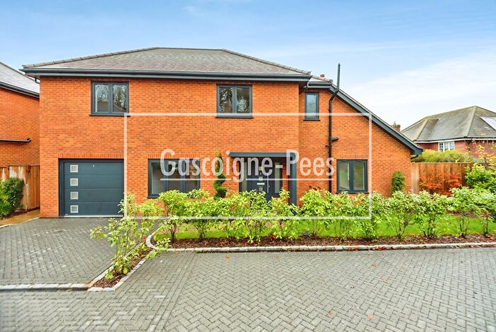 4 Bedroom Property To Rent In Chartland Close, Leatherhead, KT23