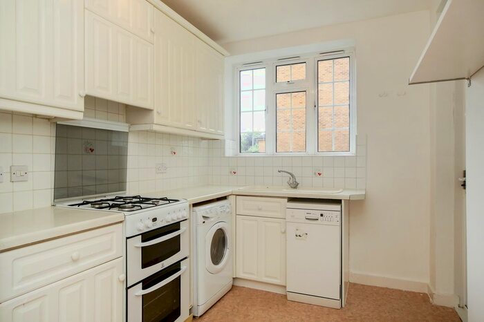 3 Bedroom Flat To Rent In Wimbledon Close, The Downs SW20