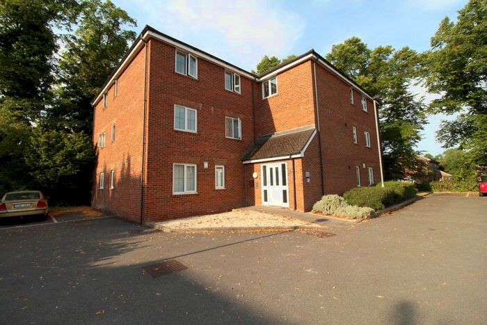 2 Bedroom Flat To Rent In Piper House, Deans Court, Pontefract, West Yorkshire, WF8