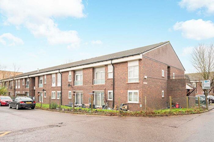 1 Bedroom Flat To Rent In Broadhead Strand, Edgware, London, NW9