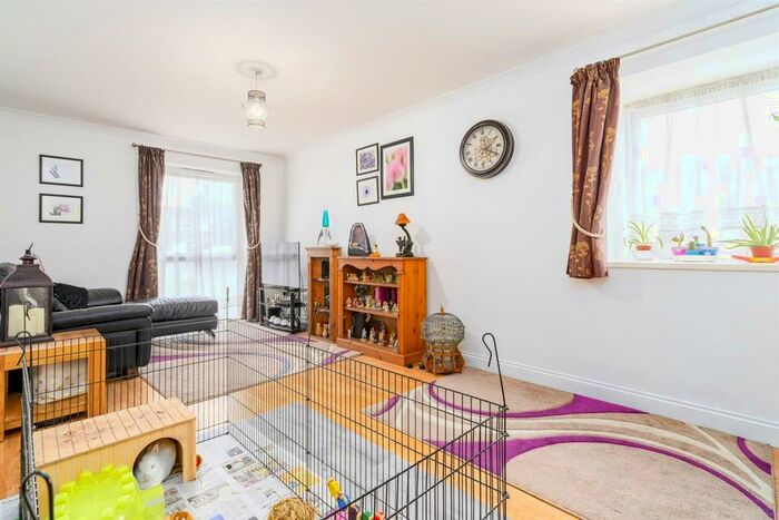 2 Bedroom Ground Flat For Sale In Wyedale, London Colney, St. Albans, AL2