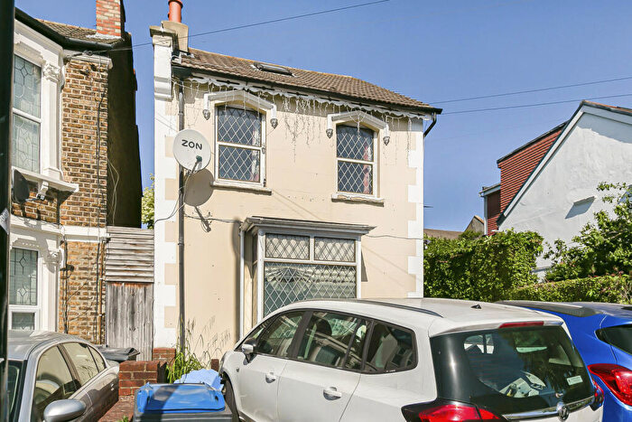 3 Bedroom Detached House For Sale In Parchmore Road, Thornton Heath, CR7