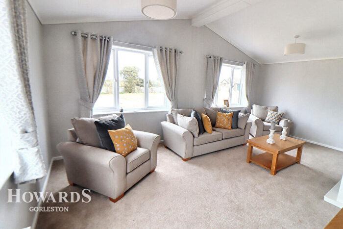 2 Bedroom Park Home For Sale In Belton Country Park, Stepshort, Belton, NR31