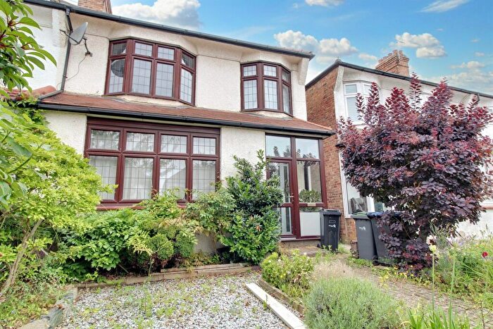 3 Bedroom Semi-Detached House To Rent In Sittingbourne Avenue, EN1