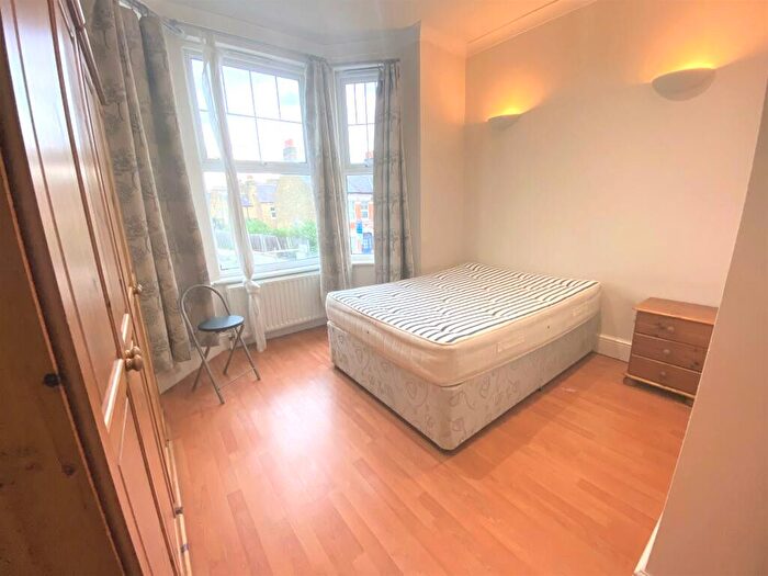 3 Bedroom Flat To Rent In Tooting Bec Road, London, SW17