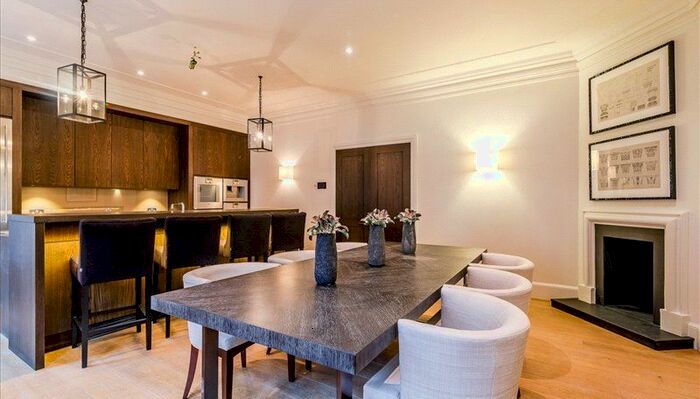 3 Bedroom Flat To Rent In Duke Street, London, W1K