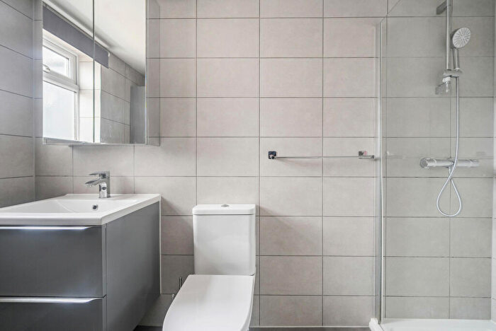 2 Bedroom Bungalow For Sale In Hurst Park Road, Twyford, Reading, Berkshire, RG10