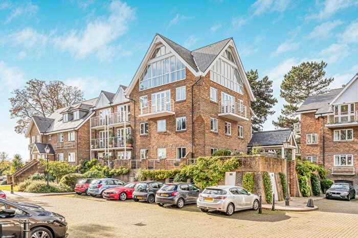 2 Bedroom Flat For Sale In Thames Close, Hampton, Middlesex, TW12