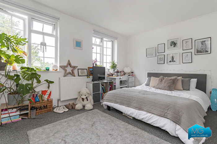 3 Bedroom Terraced House To Rent In Oakview Gardens, London, N2