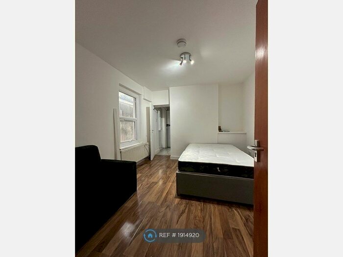 Studio To Rent In Longcross Street, Cardiff, CF24