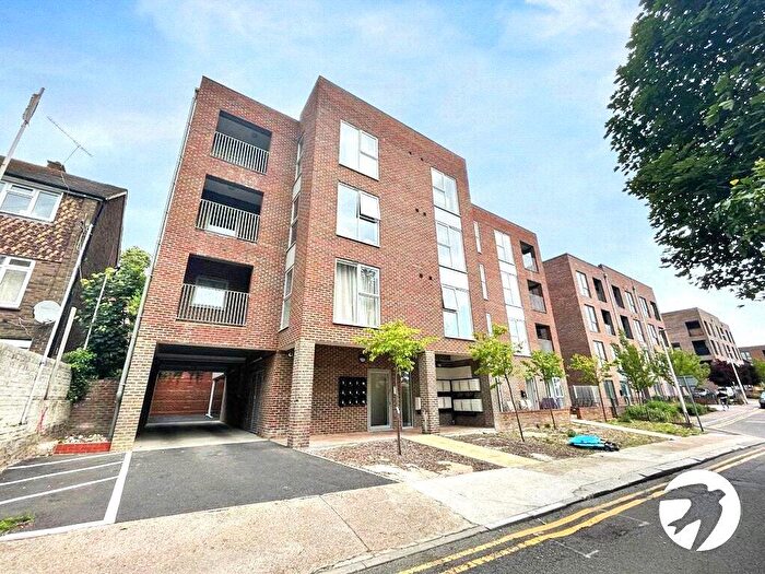 2 Bedroom Flat To Rent In Cross Street, Chatham, Kent, ME4