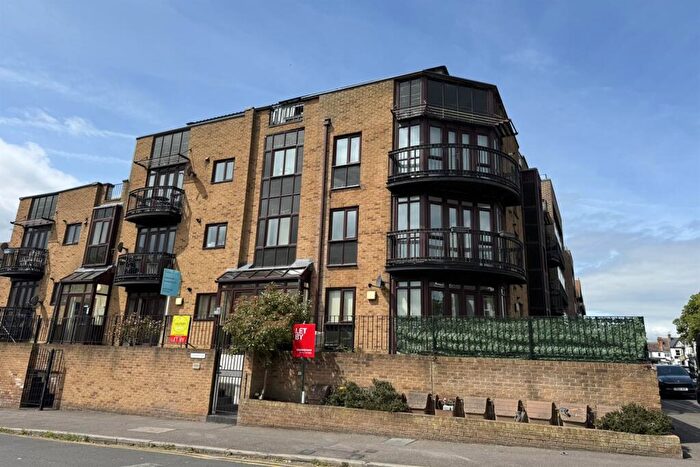 2 Bedroom Flat To Rent In Bedroom St Floor Flat In Leigh On Sea, SS9