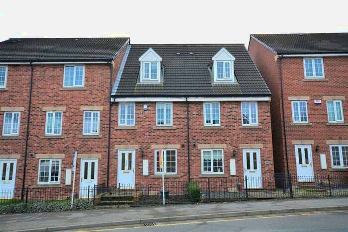 3 Bedroom Town House To Rent In Holywell Lane, Castleford, WF10