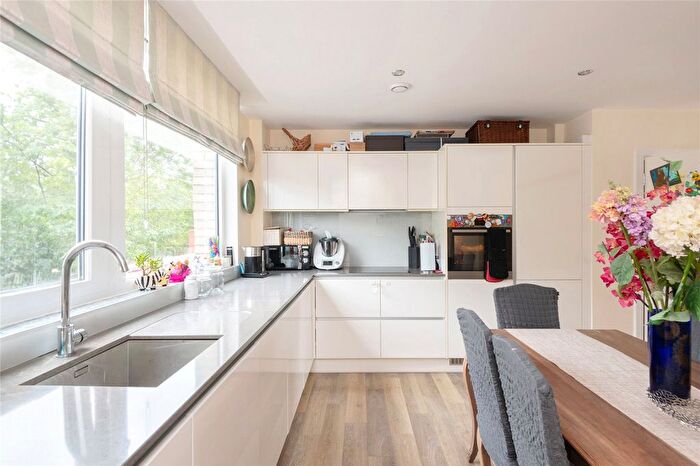 3 Bedroom Flat To Rent In Hyde Lane, Battersea, SW11