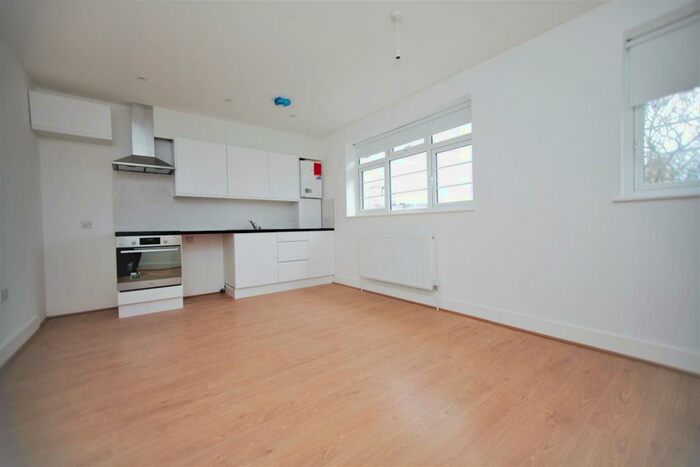 1 Bedroom Flat To Rent In Crest Court, The Crest, Hendon, NW4