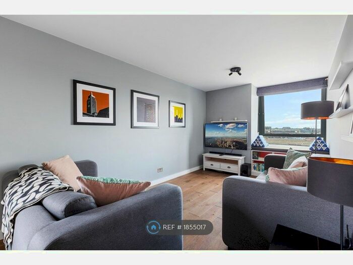 2 Bedroom Flat To Rent In Bramlands Close, London, SW11