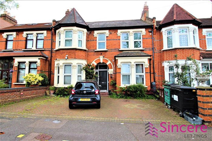 Studio To Rent In Top Floor Studio, Forest Drive West, Leytonstone, E11