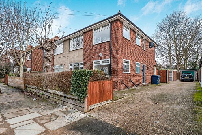 2 Bedroom Maisonette For Sale In Carlyle Road, Ealing, W5