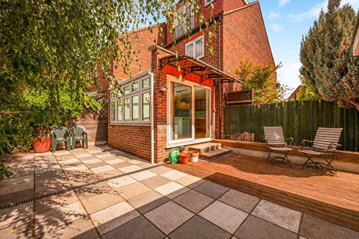 4 Bedroom Semi Detached House For Sale In Ropemaker Road, Surrey Quays, SE16