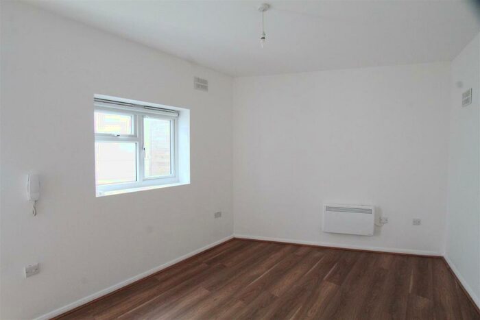 Studio To Rent In Well Hall Parade, Eltham, SE9
