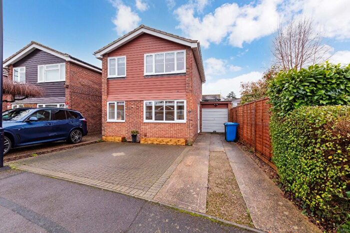 3 Bedroom Link Detached House For Sale In Purssell Close, Maidenhead, SL6