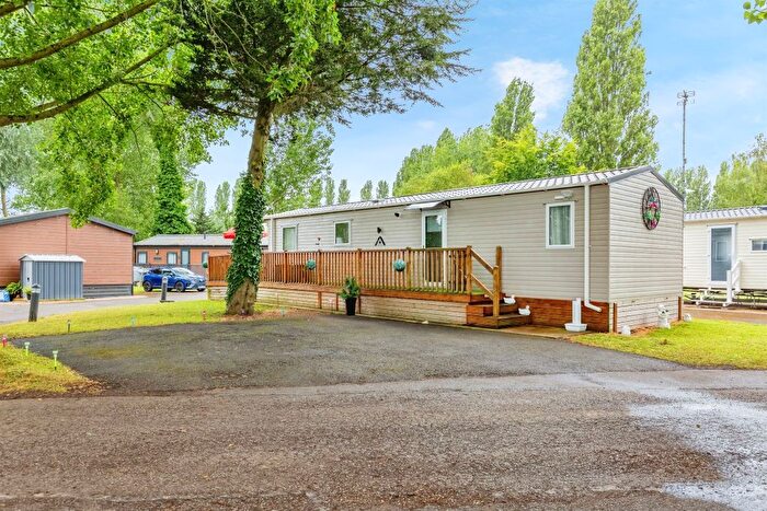 3 Bedroom Mobile/park Home To Rent In Crow Lane, Little Billing, Northampton, NN3