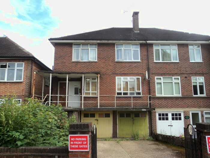 4 Bedroom Flat To Rent In Walm Lane, Willesden Green, London, NW2