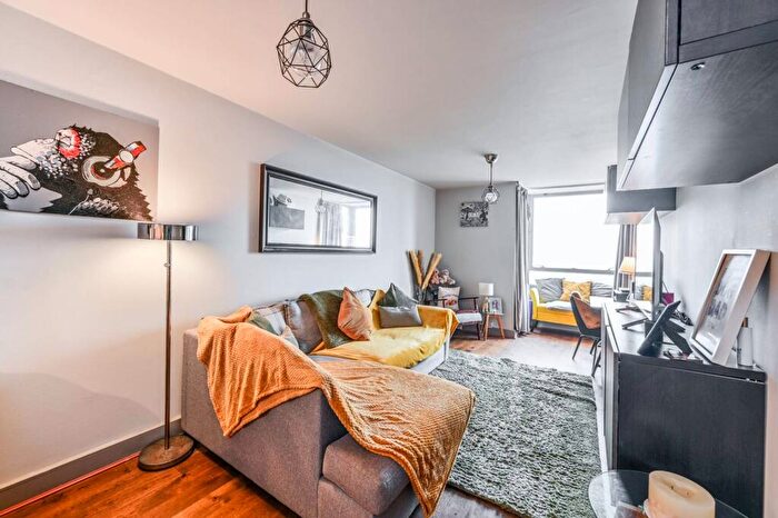 1 Bedroom Flat For Sale In Bramlands Close, Clapham Junction, London, SW11