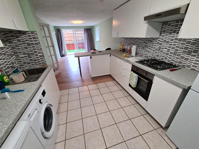 3 Bedroom Flat To Rent In Capel Close, London, N20