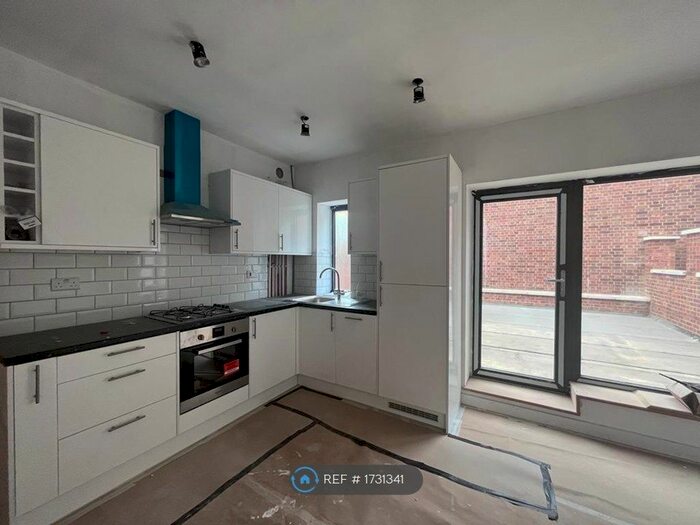 4 Bedroom Flat To Rent In Green Lanes, London, N4