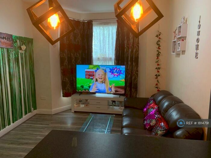 2 Bedroom Flat To Rent In Elgin Road, Seven Kings, IG3