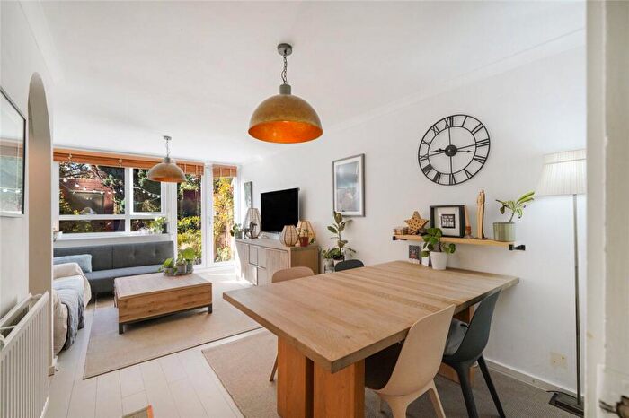 2 Bedroom Maisonette For Sale In Skegness House, Sutterton Street, London, N7