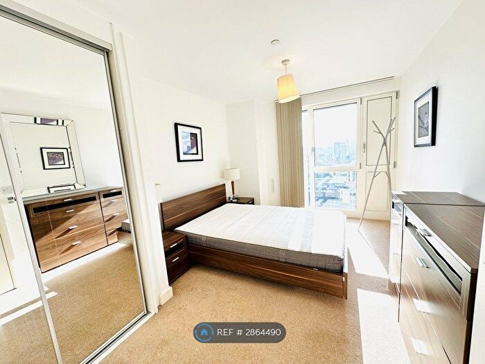 3 Bedroom Flat To Rent In Jefferson Plaza, London, E3