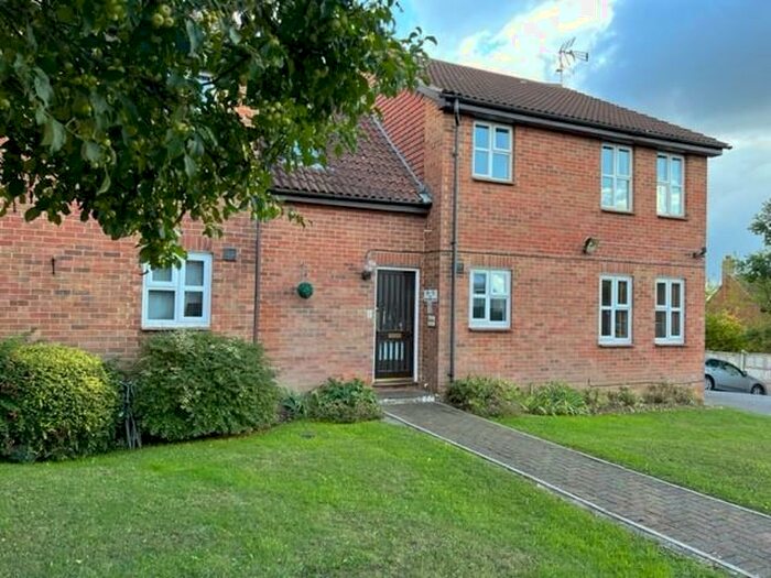 1 Bedroom Ground Flat To Rent In Queens Park, Billericay, CM12