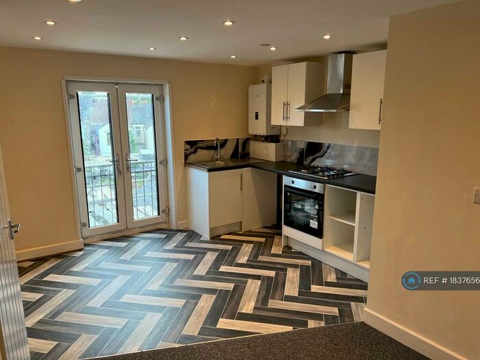 2 Bedroom Flat To Rent In Ombersley Road, Newport, NP20