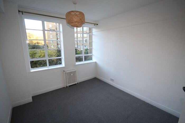 2 Bedroom Flat To Rent In Furze Hill, Hove, BN3