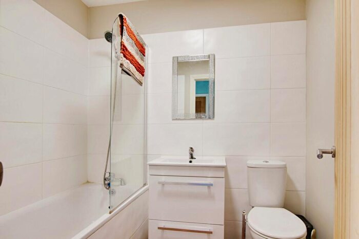 2 Bedroom Flat For Sale In Harbour Parade, Ramsgate, Kent, CT11
