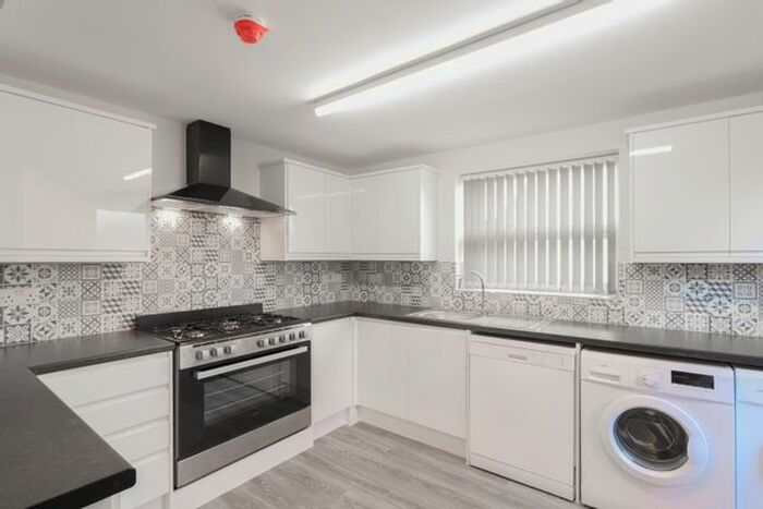 5 Bedroom End Of Terrace House To Rent In Kingsway, Stoke, Coventry, CV2