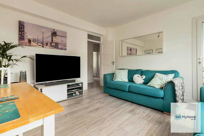 3 Bedroom Flat To Rent In Penrose Street, London, SE17