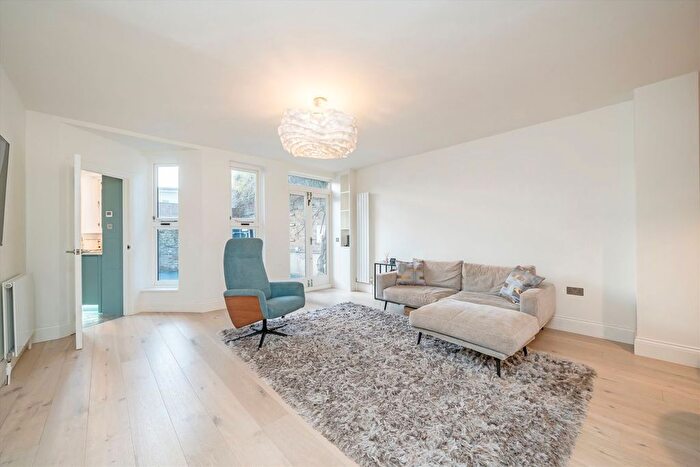 2 Bedroom Flat For Sale In Ledbury Road, Notting Hill, W11