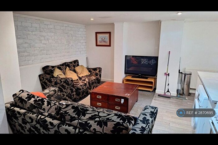 3 Bedroom Terraced House To Rent In Beechwood View, Leeds, LS4