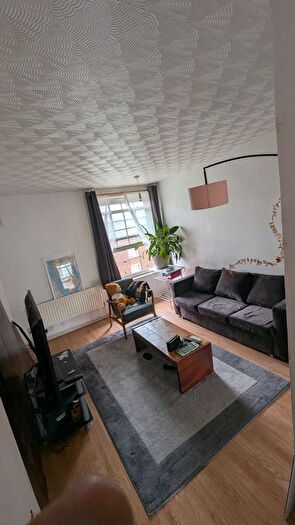 3 Bedroom Flat To Rent In Bromley High Street, Bow, E3