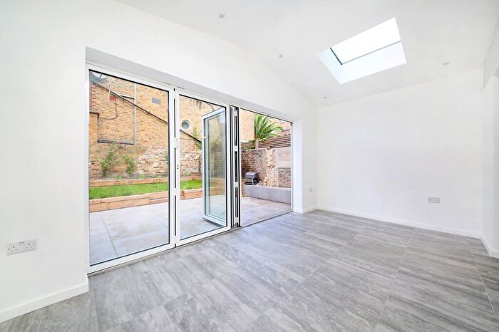 3 Bedroom Flat For Sale In Comyn Road, Clapham Junction, SW11