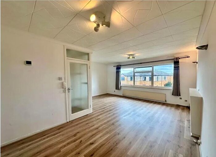 2 Bedroom Flat To Rent In Temple Close, London, N3