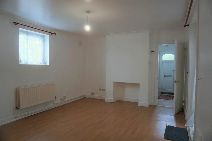 2 Bedroom Flat To Rent In Colmer Road, London, SW16