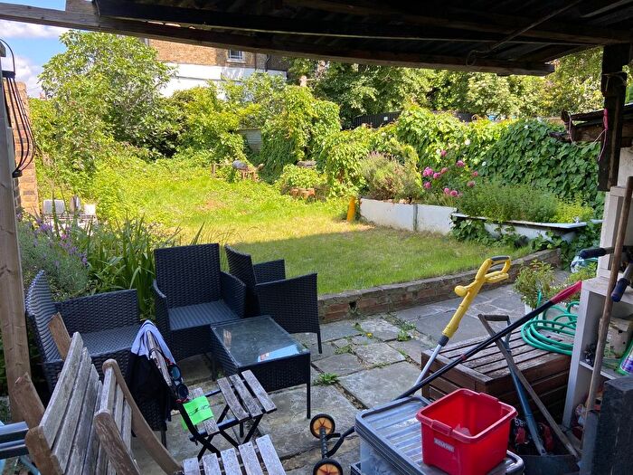 4 Bedroom Flat To Rent In Stockwell Road, Stockwell, SW9